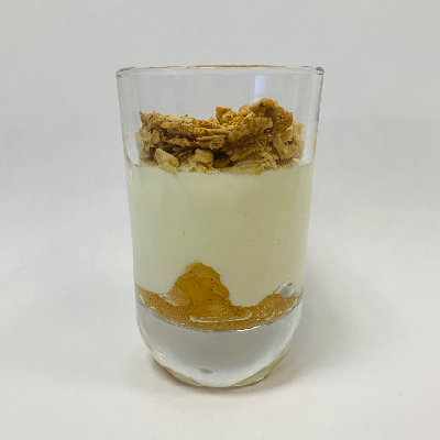 Joghurtcreme auf Apfel-Zimt-Kompott mit Müsli Topping